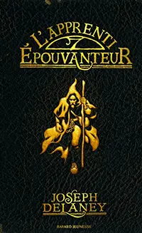 La couverture imitant un vieux carnet recouvert de cuir présente un dessin de l'épouvanteur. Le titre du livre "L'apprenti épouvanteur" et son auteur "Joseph Delaney" sont inscris en doré.