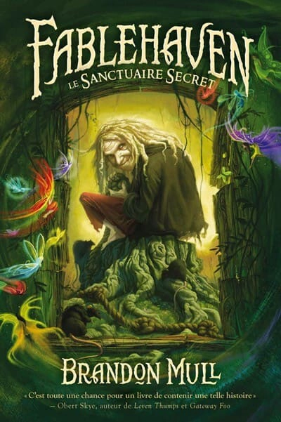 C'est la couverture du tome 1 de la série Fablehaven écrite par Brandon Mull. On peut y voir en arrière plan une porte qui s'ouvre sur une forêt avec au centre une souche d'arbre sur lequel est assis une sorcière qui sourit de façon effrayante. Des fées volent autour de la porte. Le titre du livre et le nom de l'auteur sont écris au premier plan. Hiboukss