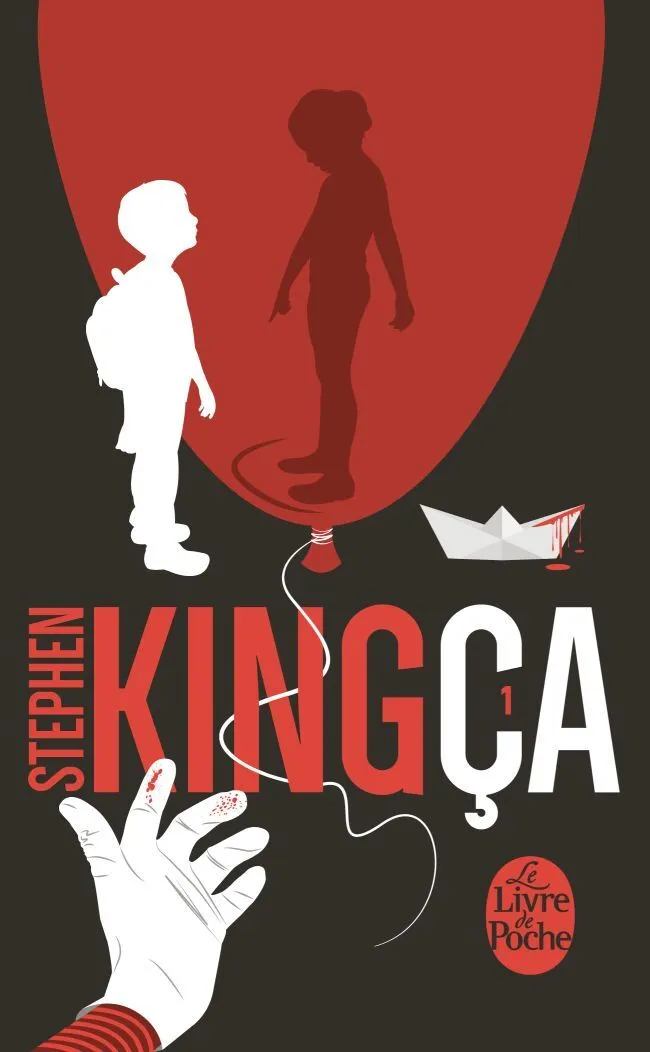 C'est la couverture de "Ca" écrit par Stephen King. On y voit une main qui lâche un ballon de baudruche dans lequel il y a une silhouette juvénile qui montre quelque chose du doigt. Il y a une autre silhouette d'enfant qui regarde la précédente et un bateaux en origami avec du sang dessus. La couverture est en noir, blanc et rouge. horreur