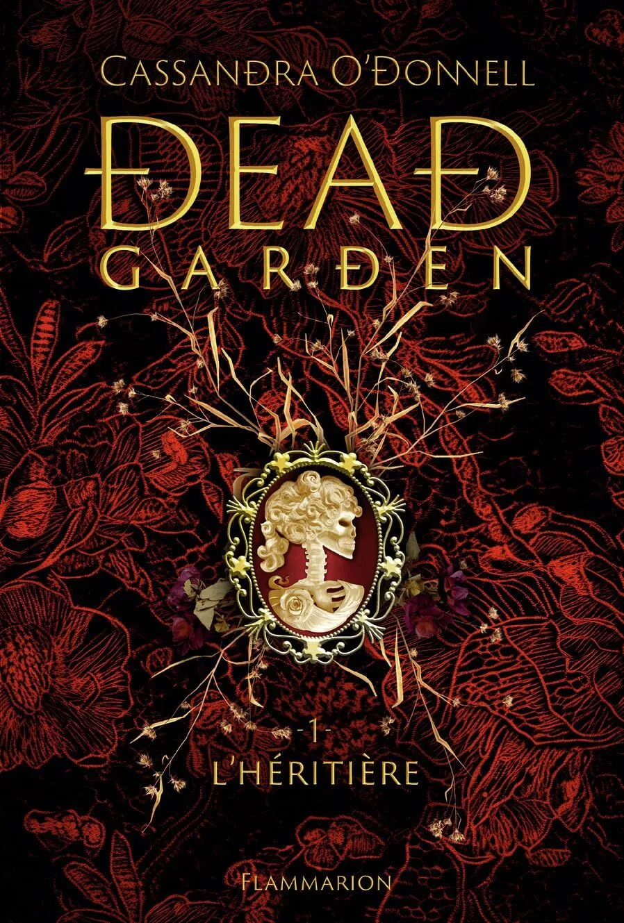 C'est la couverture de "Dead Garden" écrit par Cassandra O'Donnell. On voit un camée avec un personnage féminin en squelette, des fleurs séchées et une gravure de fleurs en arrière plan. En dehors du camée dans les tons beige et doré, le reste est dans les tions noirs et rouges. young adult