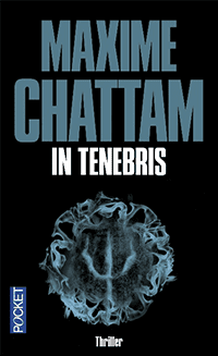 C'est la couverture de "In Tenebris" écrit par Maxime Chattam. On voit un rune nordique dans ce qui semble être un feu bleu. policier