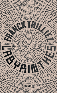 C'est la couverture de "Labyrinthes" écrit par Franck Thilliez. On y voit un labyrinthe vu du dessus. Le nom de l'auteur est intégré au labyrinthe. La couverture est en beige et noir. policier