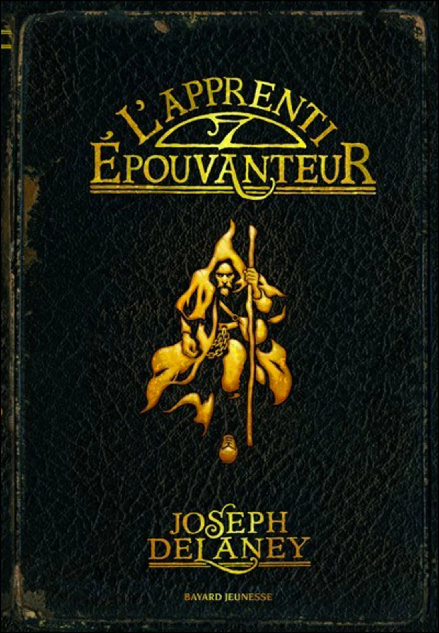 La couverture imitant un vieux carnet recouvert de cuir présente un dessin de l'épouvanteur. Le titre du livre "L'apprenti épouvanteur" et son auteur "Joseph Delaney" sont inscris en doré. fantasy