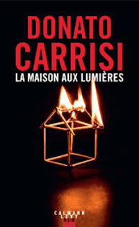 policier. C'est la couverture de "La maison aux lumières" écrit par Donato Carrisi. On y voit une maison faite en allumettes qui brûle sur un fond noir.