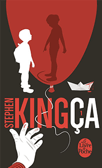 C'est la couverture de "Ca" écrit par Stephen King. On y voit une main qui lâche un ballon de baudruche dans lequel il y a une silhouette juvénile qui montre quelque chose du doigt. Il y a une autre silhouette d'enfant qui regarde la précédente et un bateaux en origami avec du sang dessus. La couverture est en noir, blanc et rouge.