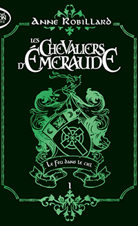 C'est la couverture de "Les Chevaliers d'émeraude" écrit par Anne Robillard. On y voit un bouclier avec les armoiries d'une famille et une croix. La couverture est en noir et vert