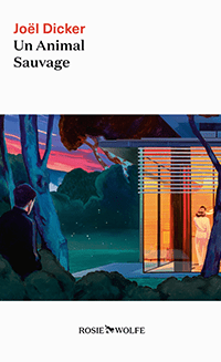 C'est la couverture de "Un animal sauvage" écrit par Joël Dicker. On voit un personnage de dos, caché dans un buisson, qui regarde à l'intérieur d'une maison aux lumières allumées dans laquelle il y a une femme.