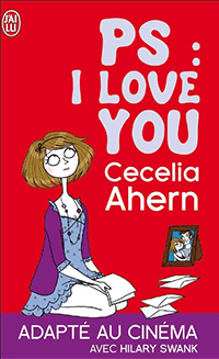 C'est la couverture de "PS: I Love You" écrit par Cecelia Ahern. Le fond est rouge et on peut voir au premier plan un personnage féminin en pyjama qui regarde en l'air comme pour se souvenir. Elle tient des lettres et il y a un photo d'elle et d'un homme dans un cadre à côté d'elle