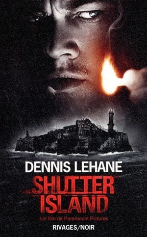 C'est la couverture de "Shutter Island" écrit par Dennis Lehane. On y voit une île de nuit sous la pluie avec un phare. On voit également Leonardo DiCaprio ( le livre a été adapté en film ). policier