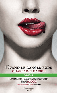 C'est la couverture de "La communauté du Sud" écrit par Charlaine Harris. On voit du nez aux clavicules d'une silhouette féminine. Elle se lèche les lèvres. Elle porte du rouge à lèvres / sang et elle a des canines.